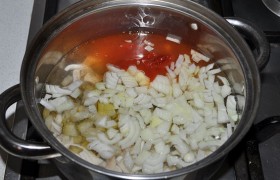 Добавляем также огурец, лук и томатную пасту. После закипания варим на небольшом огне 30 минут. За это время кальмары отдают бульону все, что делают его таким насыщенно-вкусным.