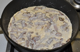 Готовую пасту раскладываем по тарелкам, добавляя щедрые порции мяса и грибов с соусом.