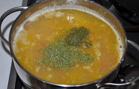 Посыпаем зеленью, накрываем и выключаем, пусть суп еще настоится 10-12 минут. И не забываем убрать из супа лавровые листочки и перец-горошек.