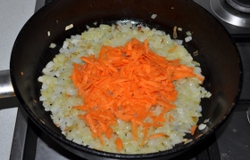 Натираем и добавляем морковь,  пассеруем  вместе еще 5-7 минут.