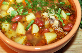 Картофельный суп с фасолью и тушенкой