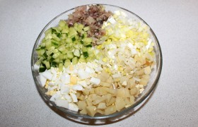 Салат с копченой скумбрией - фото №2