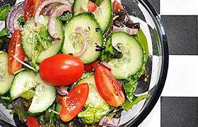 Зеленый салат с огурцами и черри