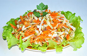 Салат из рыбы холодного копчения с овощами