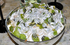 Фруктовый салат со сливками