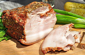 Домашняя варено-копченая свиная грудинка