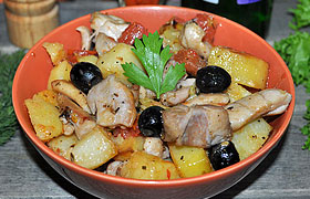 Запеченный кролик с овощами и маслинами