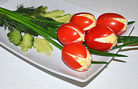 Закуска из помидоров «тюльпаны»