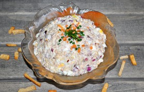 Салат с консервированной горбушей, рисом и яйцом