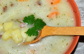 Картофельный суп с копченостями и сливками