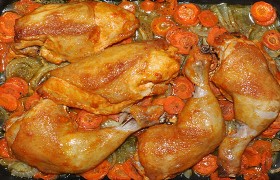 Курица в маринаде, запеченная на овощах
