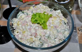 Салат со щупальцами кальмара и картофелем