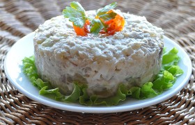 Салат из копченой скумбрии с грибами, яйцом и рисом