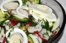 Салат с огурцом, редисом и яйцом