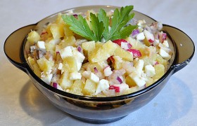Салат с копченой скумбрией, картофелем и редисом