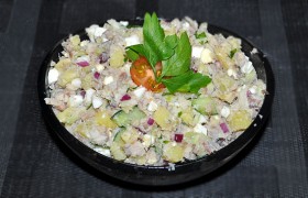 Салат с копченой рыбой, картошкой и редькой