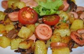 Жареная картошка с грибами и сосисками