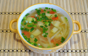 Овощной суп с кабачком, капустой и сладким перцем