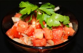 Пикантный салат из помидоров с орехами