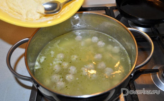 Картошку кидают в кипящую воду. Замороженные фрикадельки для супа. Закипела бросай всплыли.