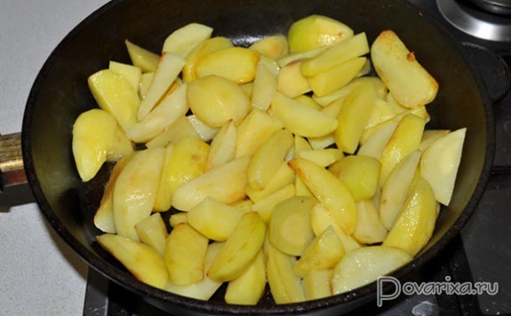 Картошка дольками в сливках. Маленькая картошка зажаренная на сливочном масле. Вкуснее жарить картошку на сливочном или растительном. Картошка на сливочном масле на сковороде