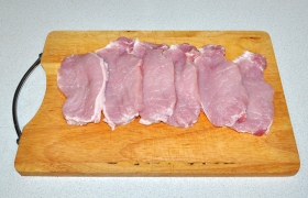 Выбранный кусок свинины нарезаем поперек волокон стейками (ломтиками)толщиной не больше 10 мм.