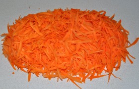 Щеткой моем морковь, очищаем. Если есть терка для корейской моркови – пользуемся ею. Примерно тот же результат получается, если на обычной крупной терке натирать морковь, держа ее вертикально. Впрочем, можно натереть обычным способом – вкус будет тот же. Чеснок пропускаем через пресс, добавляем к моркови, перемешиваем. 