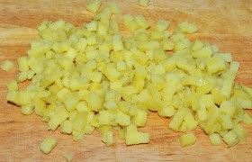 Шинкуем картофель маленькими кубиками.