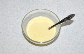 Яичные желтки кладем в мисочку, наливаем сливки, высыпаем мелко тертый сыр, все взбиваем вилкой до однородности.