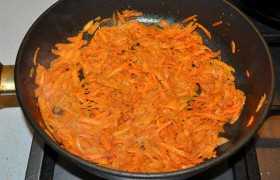 Морковь крупно натираем. На среднем огне распускаем сливочное масло, засыпаем морковку, перемешиваем,  пассеруем  ее 5-6 минут. Солим, перчим, вливаем соевый соус, посыпаем травами и чесноком. Пассеруем еще 4-5 минут – морковь должна остаться похрустывающей. Выложив в миску, смешиваем со сметаной. 