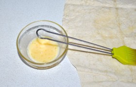 Яйцо взбиваем с сахаром и смазываем одну сторону развернутого лаваша. 