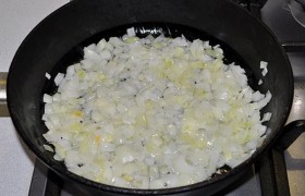В разогретую сковороду с парой ст. ложек масла засыпаем лук, некрупно нашинкованный. Обжариваем 6-8 минут, перемешивая, пока лук станет мягким и начнет подрумяниваться.