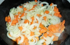 Луковицы и морковь чистим, шинкуем так, кто как привык. Ставим на огонь две сковородки (для ускорения процесса). Обе  раскаляем с маслом  - это тоже необходимое условие. В одну кладем лук и морковь.