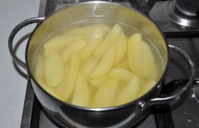 Ставим воду для картофеля. Чистим его, нарезаем дольками и отвариваем после закипания 3-4 минуты. Сливаем воду и перемешиваем с остатками маринада.