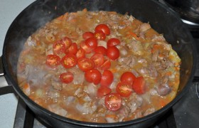 Добавляем помидоры, соевый соус, накрываем крышкой и тушим желудочки до готовности. На это уйдет, в зависимости от их качества, от нескольких минут до 30-40. 