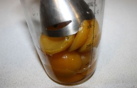 Персики или абрикосы пюрируем ручным блендером.