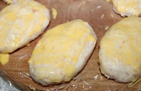 Взбиваем яичный желток вилкой, добавляя 2-3 ст.ложки сливок. Высыпаем на тарелку панировочные сухари – лучше, если они белые,  домашние .
