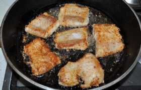 Наливаем в сковороду масло, на сильном огне 4-5 минут  перекаливаем  его. И, немного снизив огонь, жарим рыбу примерно по минуте-полторы каждую сторону. Отключаем конфорку, накрываем сковороду крышкой, оставляем на 3-4 минуты – и рыба готова.