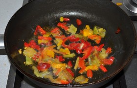 Порубленный сладкий перец (у нас – замороженный) кладем в ту же сковороду и 2-3 минуты обжариваем. 