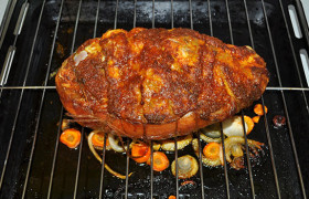 Запекаем в духовке час-два (в зависимости от размера) при температуре 180-200°. Вынимаем мясо из духовки и даем ему несколько минут 