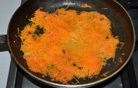 Параллельно занимаемся соусом: выкладываем в разогретое масло мелко тертую морковь, добавляем сливочное. На огне немного больше среднего  слегка обжариваем, точнее, пассеруем морковь, помешивая.