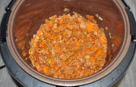 Через 12-15 минут добавляем томатную пасту, через минуту-две - кладем слегка размятую тушенку и мелко нарезанный огурец.