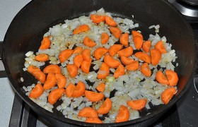 Добавляем морковь, продолжаем помешивать еще 5 минут.