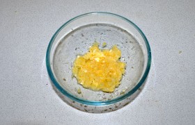 Тем временем начинаем готовить соус. Сначала имбирь, кусочки ананаса и чеснок с помощью блендера превращаем в кашицу.