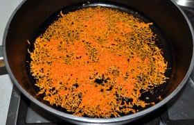 Параллельно на второй сковороде (или на той же самой, переложив котлеты на тарелку) на среднем огне  пассеруем  мелко тертую морковь – 2,5-3 минуты.