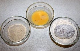 В трех мисочках подготавливаем муку, панировочные сухари и взбитое яйцо. 