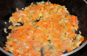 Заправку готовим на сковороде – что быстрее – или в мультиварке, тогда сразу включаем 10-минутный подогрев чаши. Очищаем, шинкуем  лук  и морковь. 3-4 минуты обжариваем в разогретом на среднем огне растительном масле лук, добавляем  морковку , продолжаем обжаривание еще 7-8 минут.