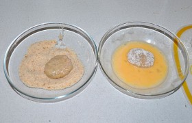 Яйца взбиваем и купаем в них котлетки. Сразу перекладываем в тарелку с сухарями, панируем в ннх плотно. Сухари лучше использовать домашние, собственноручно приготовленные.