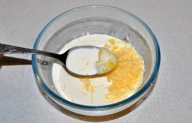 Быстро делаем соус, для которого просто смешиваем тертый сыр, молоко и сырое яйцо, приправы. 