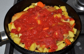 Консервированные помидоры разминаем и выливаем в сковороду, приправляем. (Свежие мелко нарезаем и 2-3 минуты тушим). 